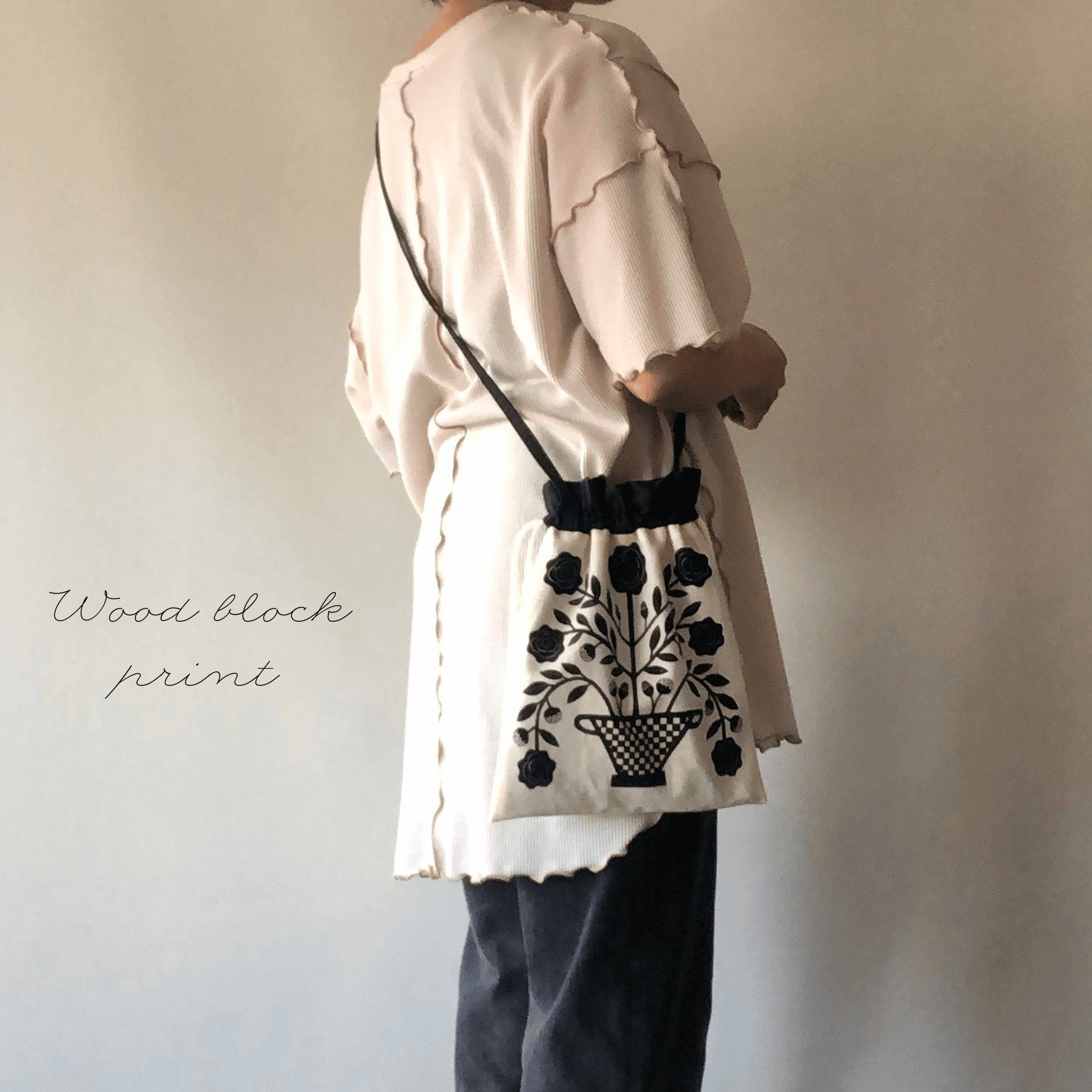 ナチュラルな木版画調プリントが印象的な【巾着ポシェット】