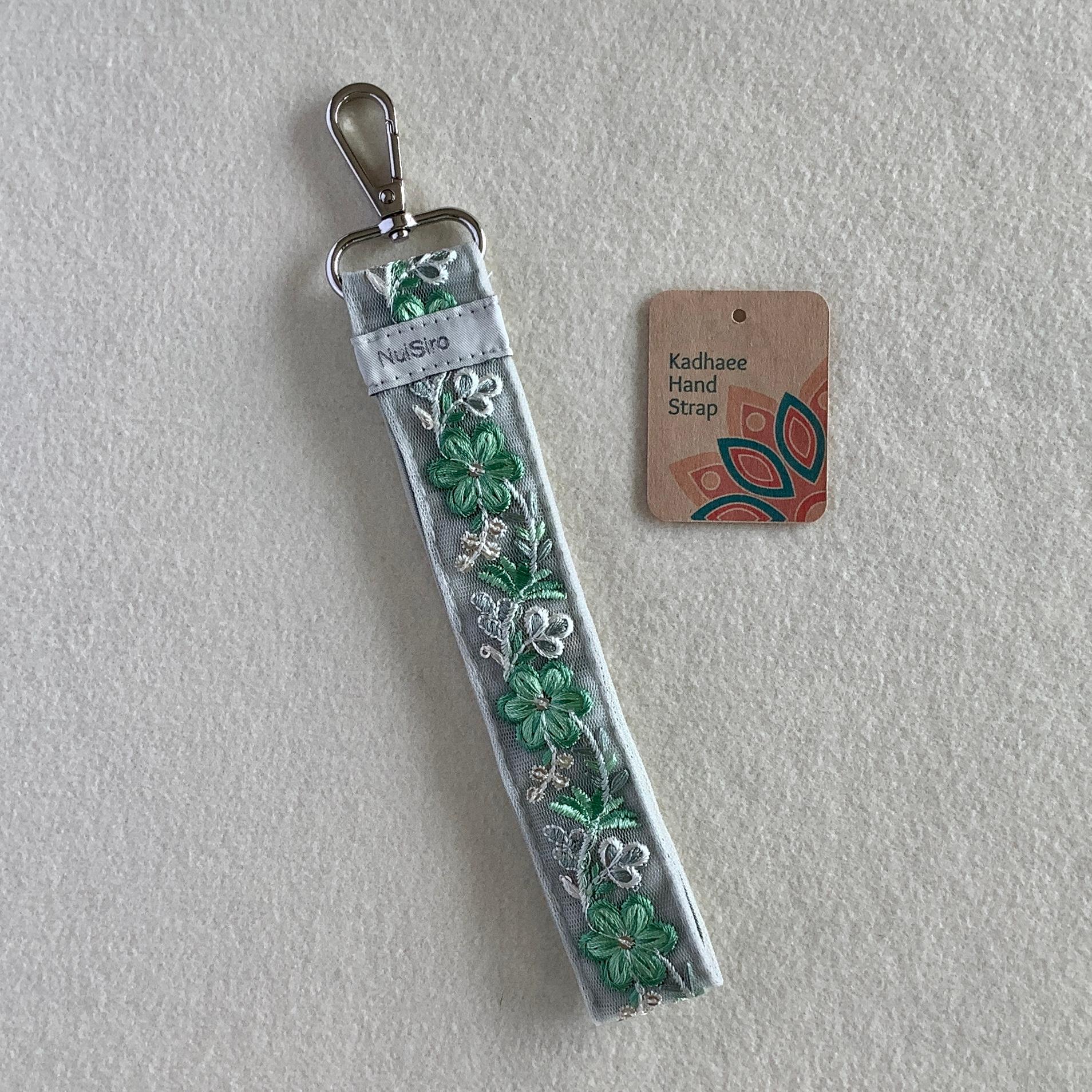 【持ちやすくて可愛いお手元】インド刺繍のスマホストラップ☆Mitari／ハンドストラップ