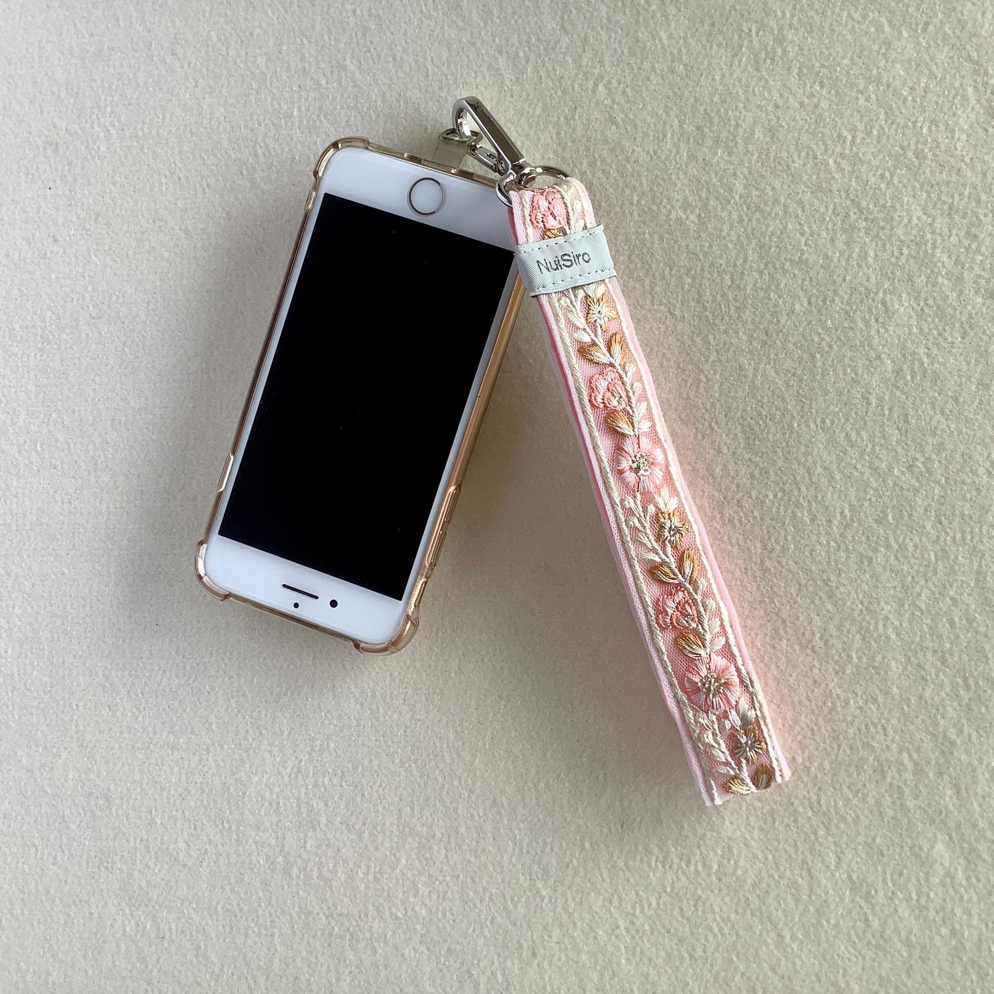 【持ちやすくて可愛いお手元】インド刺繍のスマホストラップ☆Priya／ハンドストラップ