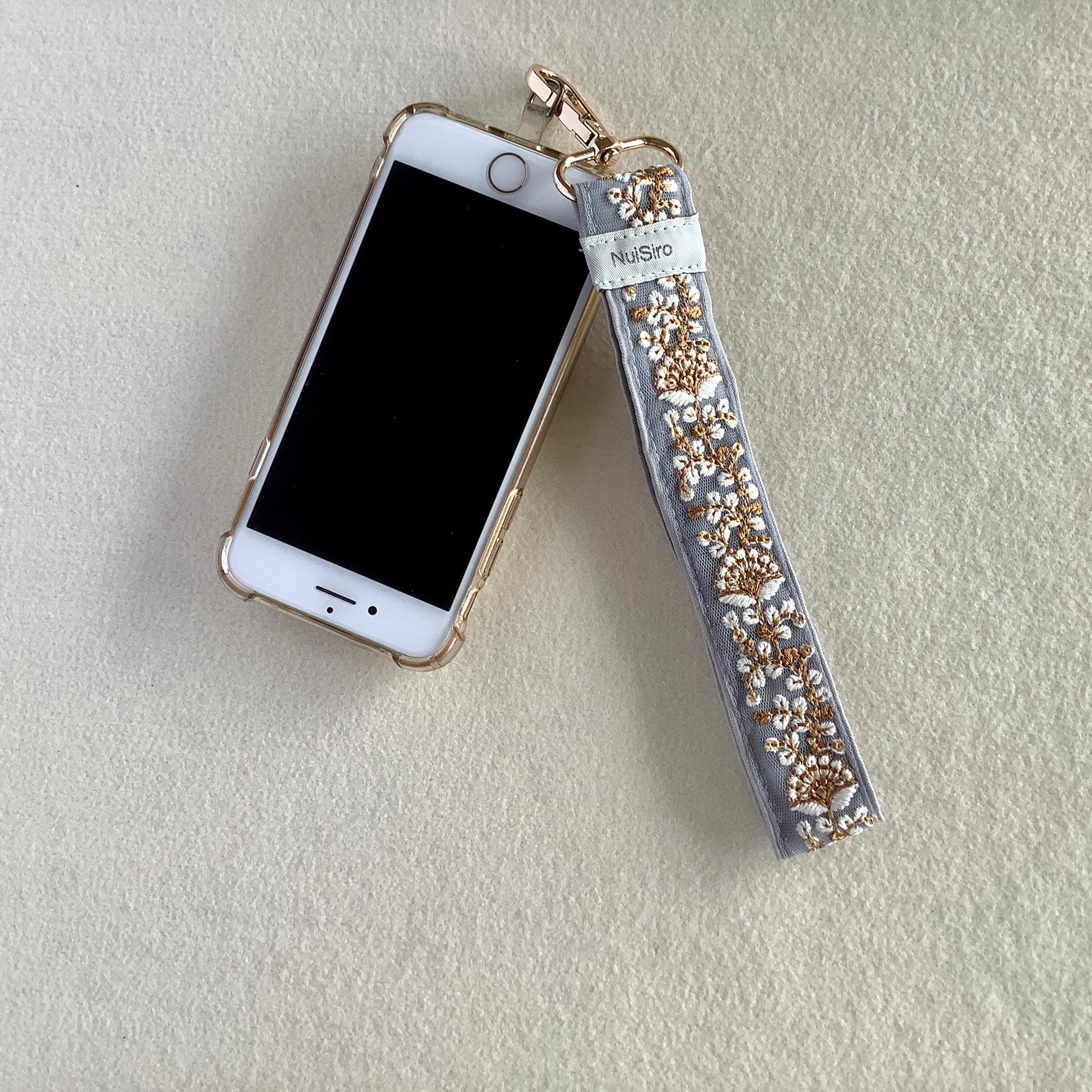 【持ちやすくて可愛いお手元】インド刺繍のスマホストラップ☆Kavya／ハンドストラップ・携帯ストラップ