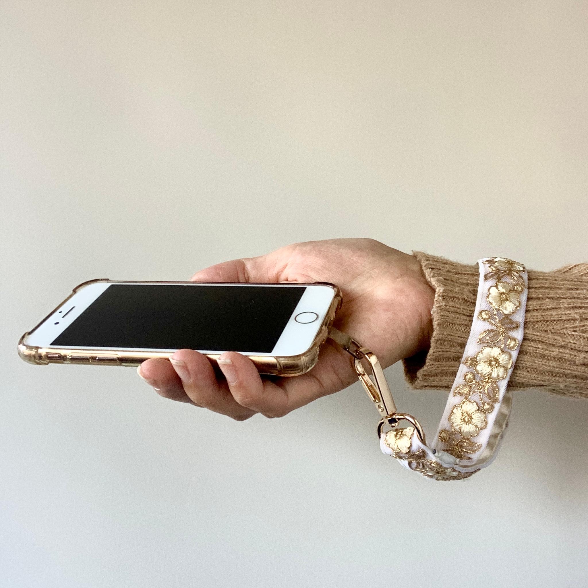 【持ちやすくて可愛いお手元】インド刺繍のスマホストラップ☆Kirika／ハンドストラップ