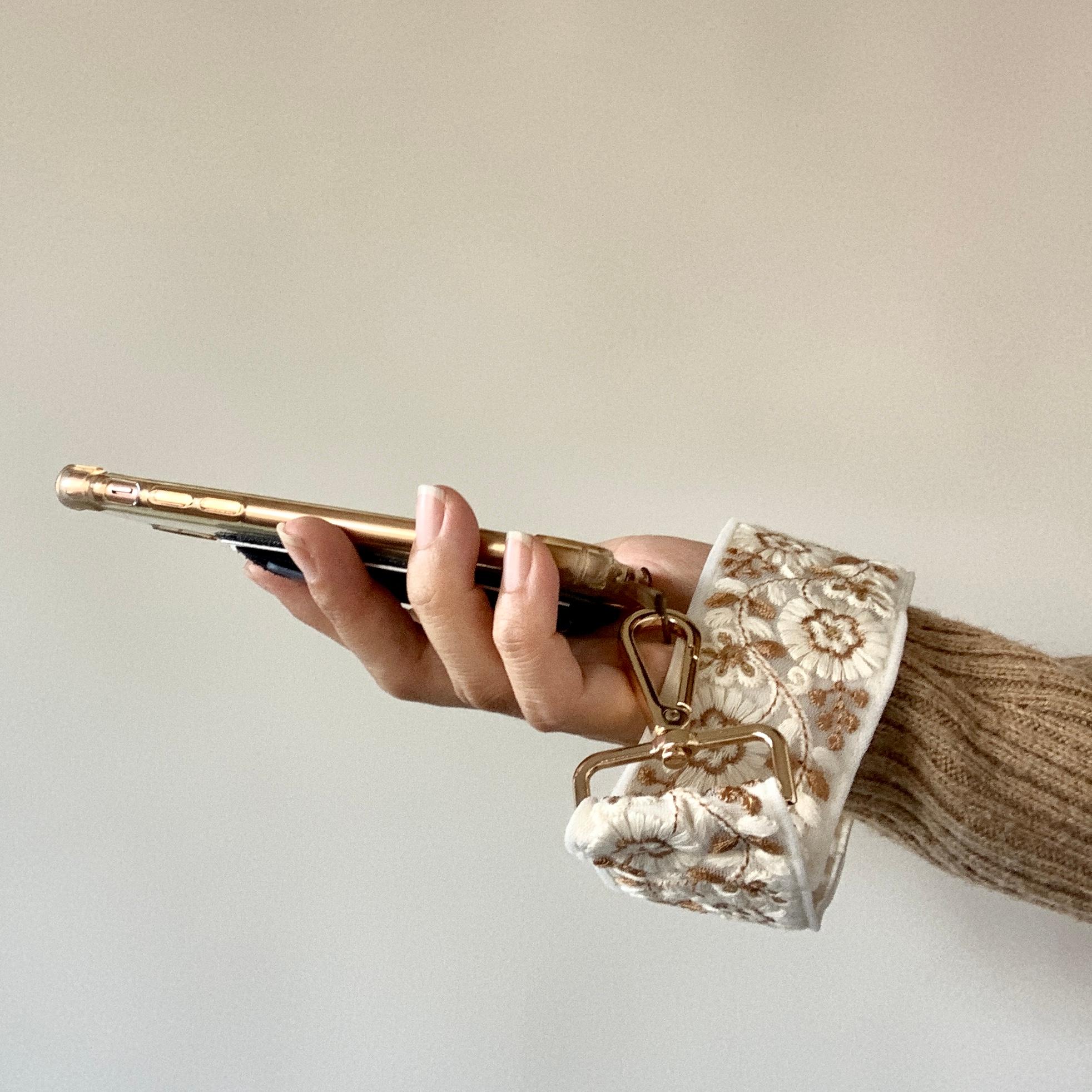 【持ちやすくて可愛いお手元】インド刺繍のスマホストラップ☆Lilia／ハンドストラップ・携帯ストラップ