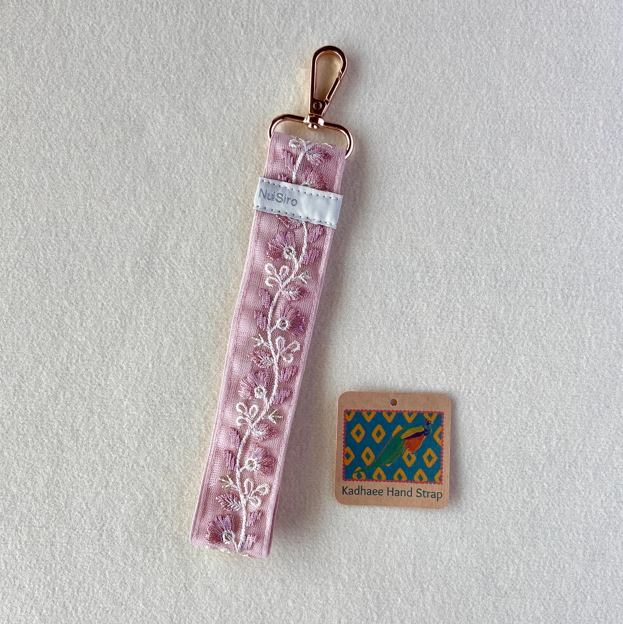 【持ちやすくて可愛いお手元】インド刺繍のスマホストラップ☆Madhur／ハンドストラップ