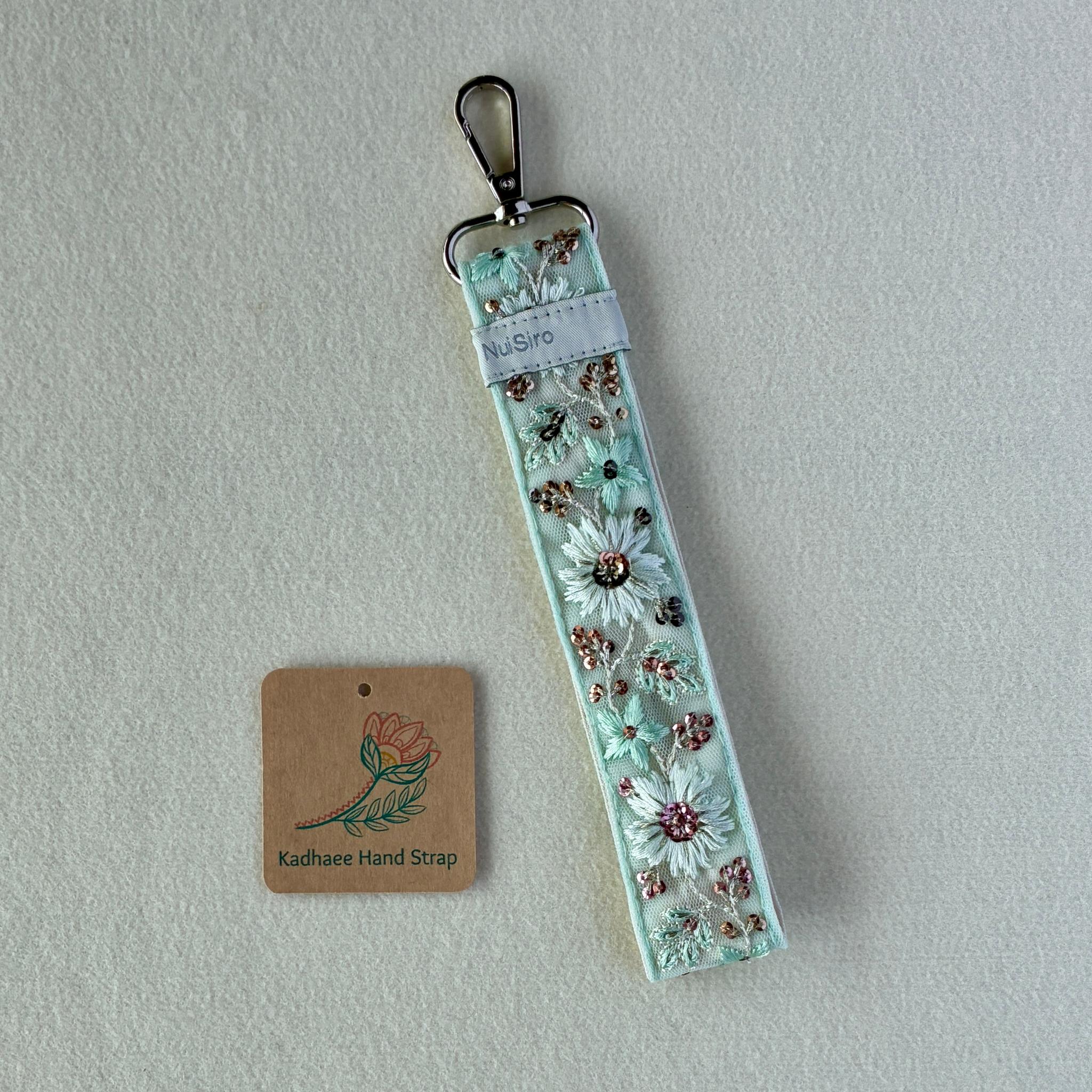 【持ちやすくて可愛いお手元】インド刺繍のスマホストラップ☆Noor／ハンドストラップ