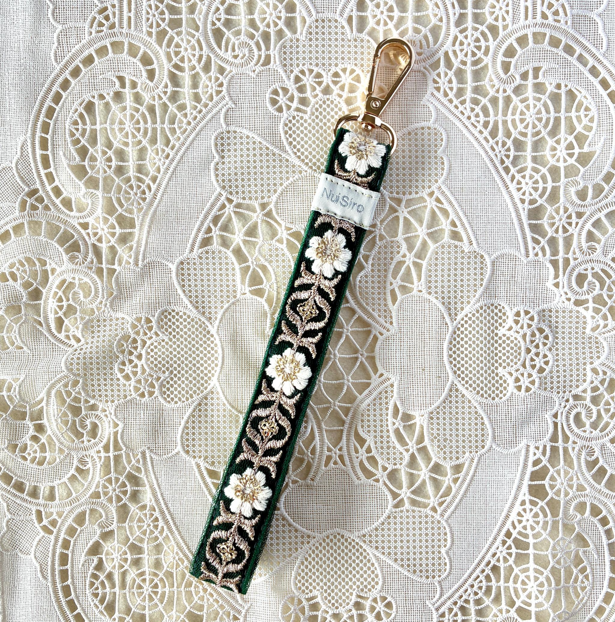 【持ちやすくて可愛いお手元】インド刺繍のスマホストラップ☆Arya／ハンドストラップ