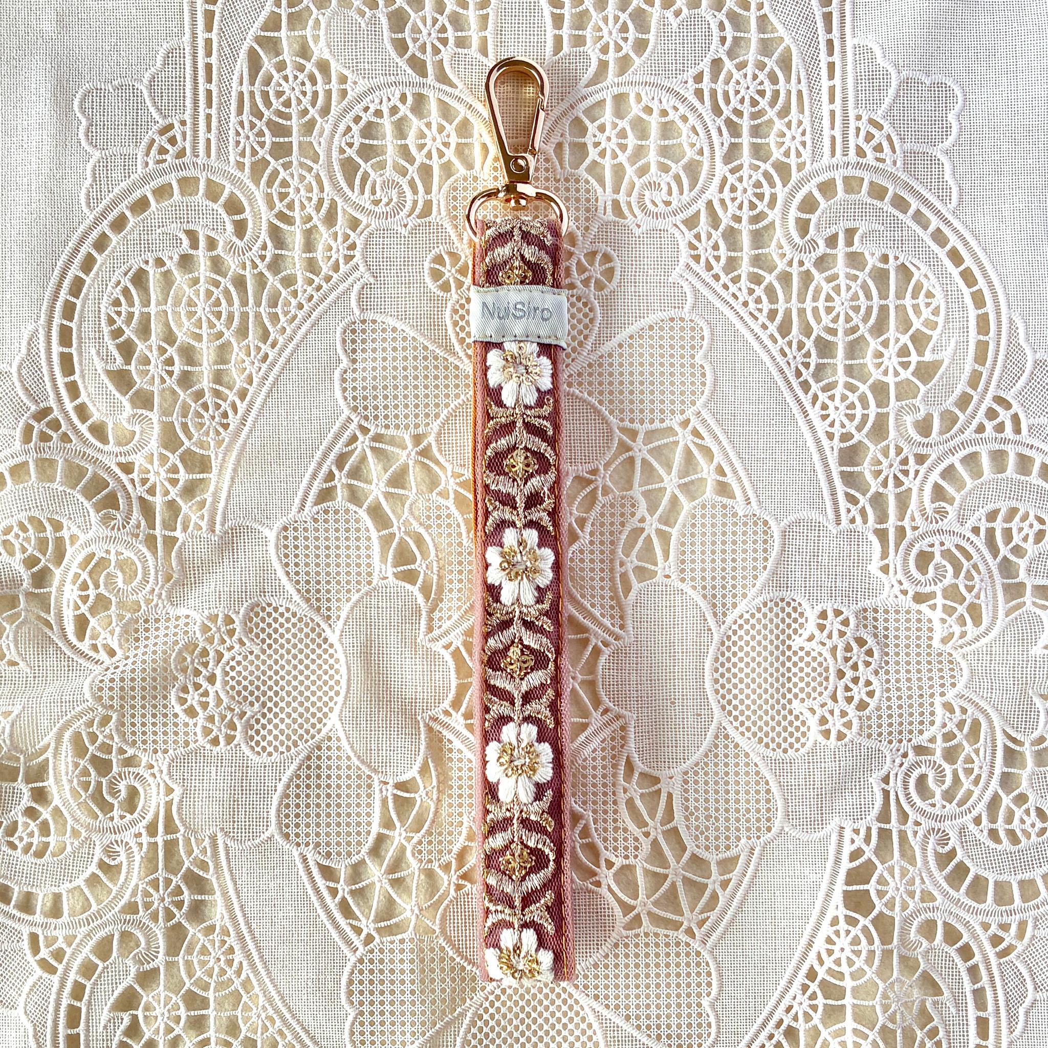 【持ちやすくて可愛いお手元】インド刺繍のスマホストラップ☆Aastha／ハンドストラップ