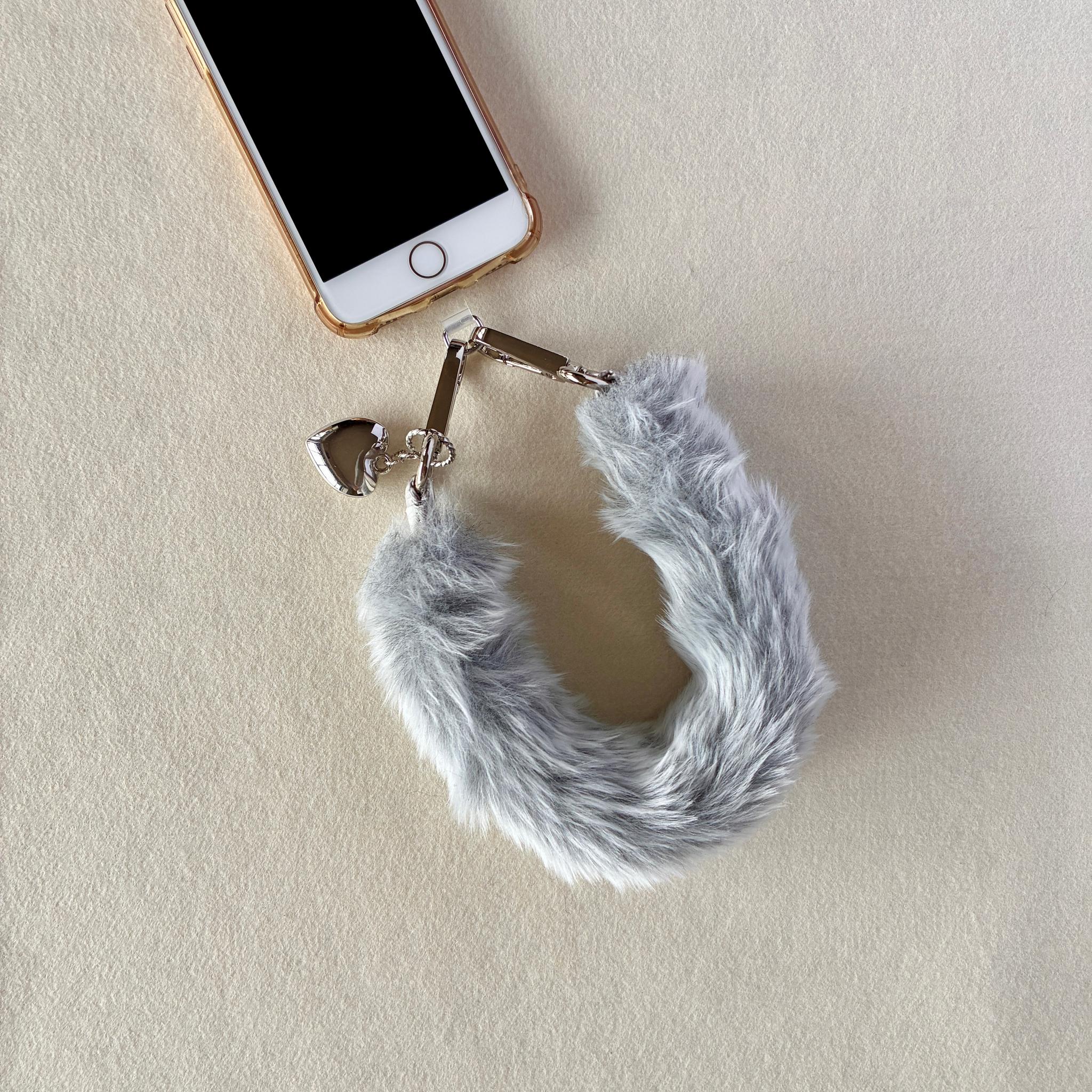 ふわふわファー☆ホワイトグレー【持ちやすくて可愛いお手元】ハンドストラップ・バッグチャーム1枚目の画像