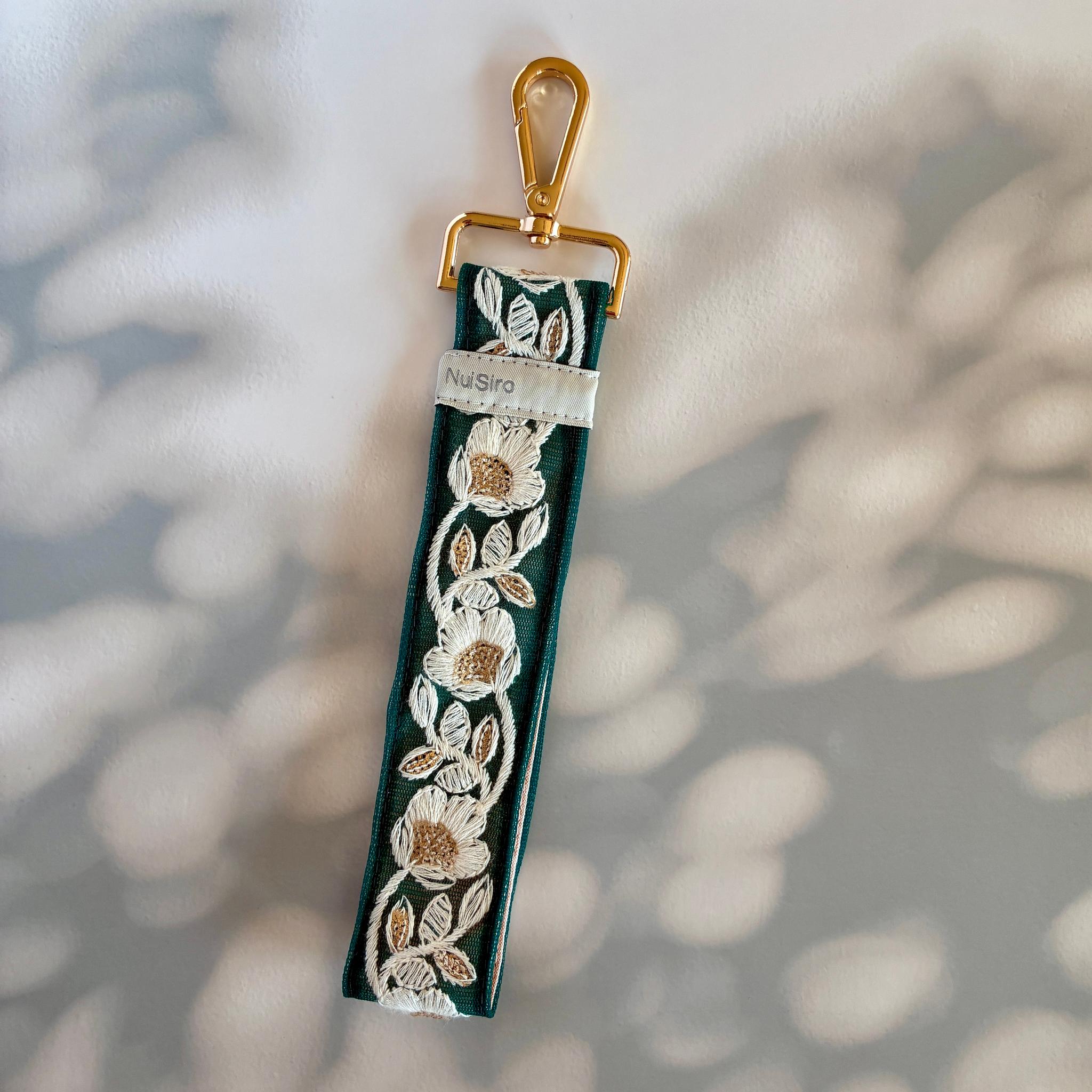 私らしいお手元【便利で素敵なインド刺繍のスマホストラップ】☆Bandhan／ハンドストラップ、バッグチャーム