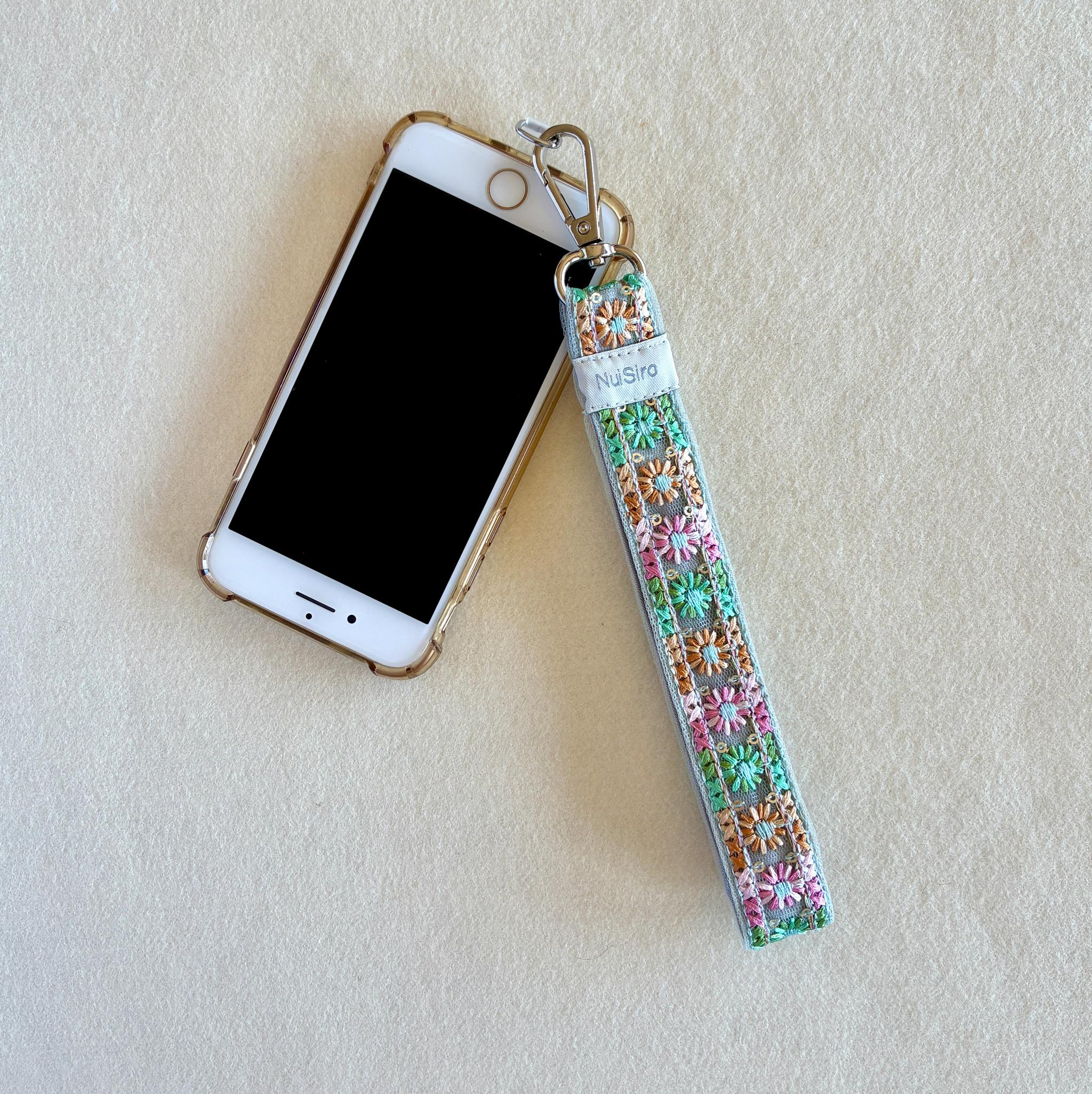 今日もご機嫌に♪【便利で素敵なインド刺繍のスマホストラップ】☆Harsh／ハンドストラップ、バッグチャーム