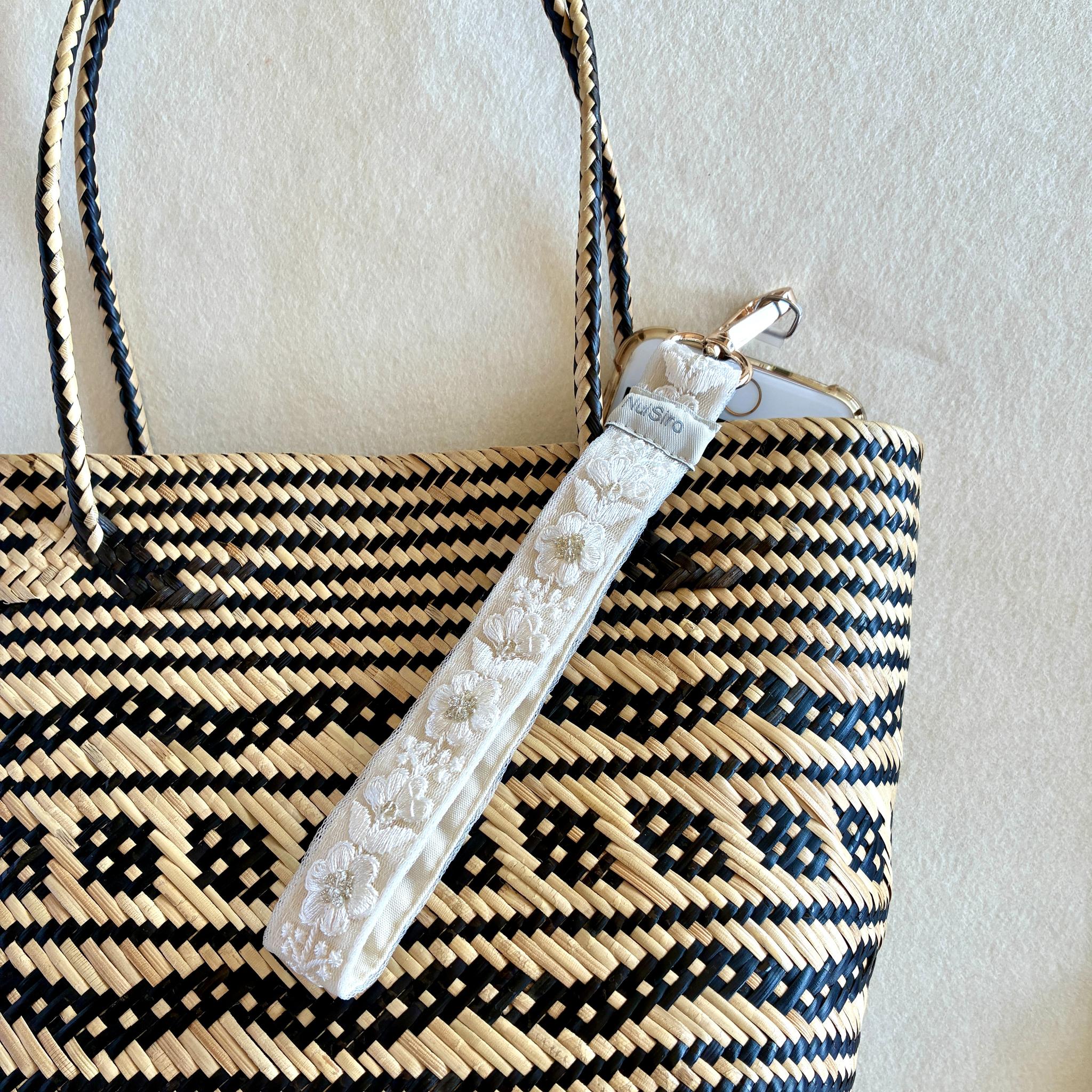 見惚れるお手元【便利で素敵なインド刺繍のスマホストラップ】☆Umeed／ハンドストラップ、バッグチャーム