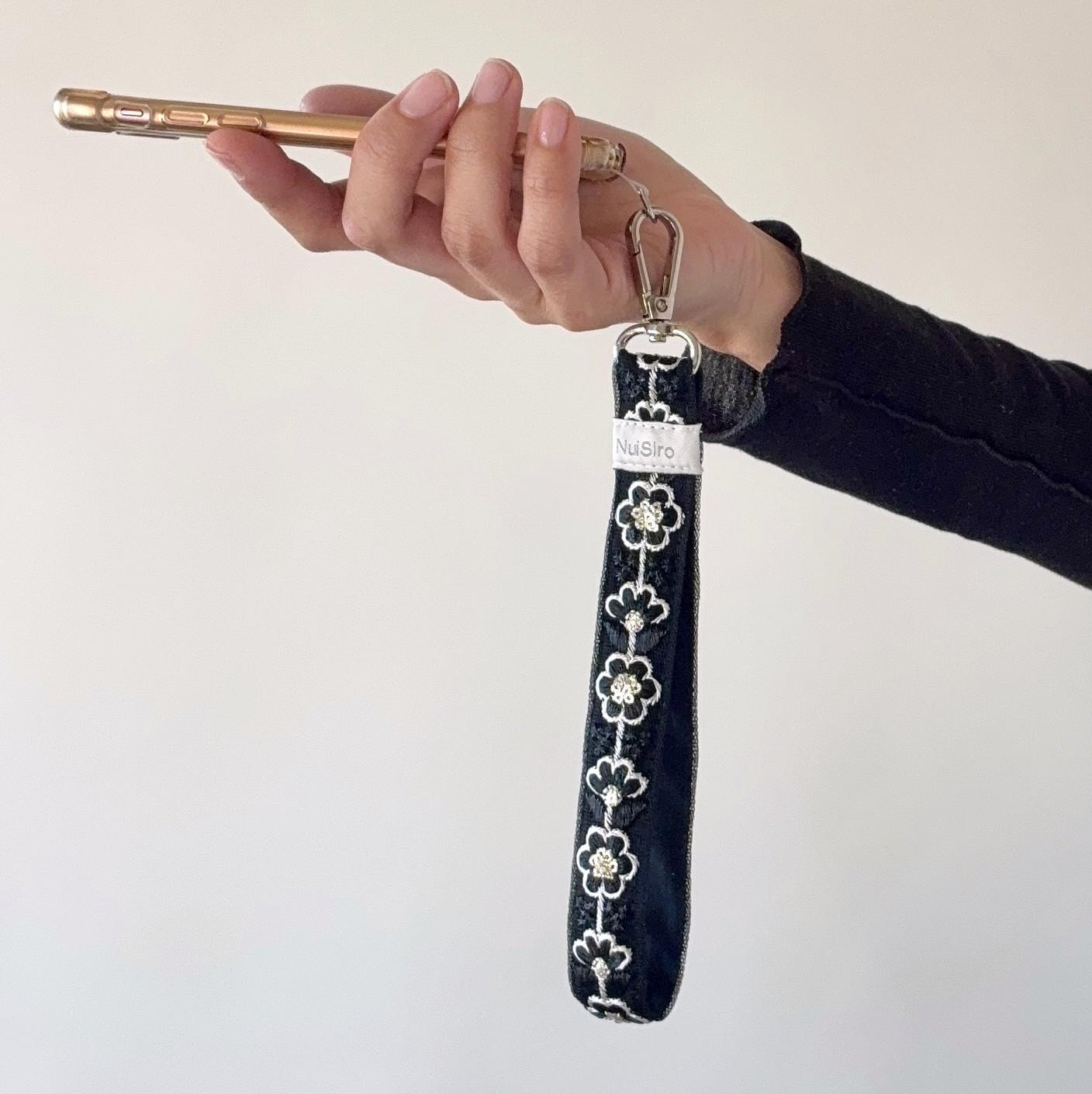 見惚れるお手元【便利で素敵なインド刺繍のスマホストラップ】☆Gaurav／ハンドストラップ、バッグチャーム